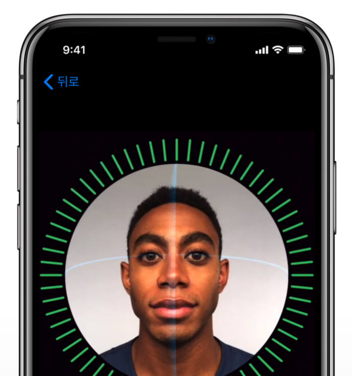 모델이 아이폰X 페이스ID 기능을 체험하고 있다.