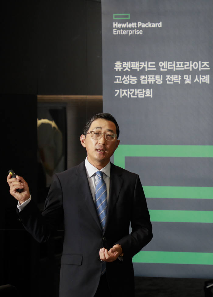 3일 서울 영등포구 케이타워에서 열린 한국HPE 기자간담회에서 함기호 대표가 향후 고성능컴퓨팅(HPC) 전략에 대해 설명하고 있다.
