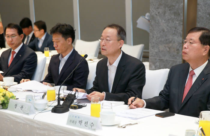 백운규 산업통상자원부 장관이 석유화학업계 대표들과 투자 확대 및 대중소 상생협력 방안에 대해 논의하고 있다.