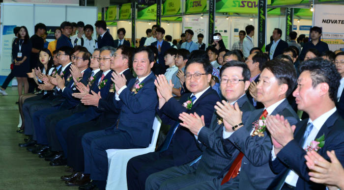 소프트웨이브 2017, 화려한 개막