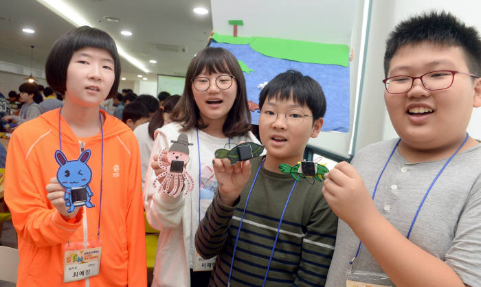 '이공계 인재 양성 STEM 창작 체험 캠프'에 참여한 학생들이 만든 아트로봇을 소개하고 있다. 박지호기자 jihopress@etnews.com