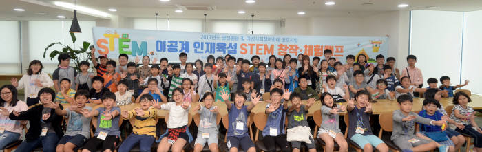 IT여성기업인협회가 주최한 '이공계 인재육성 STEM(Science, Technology, Engineering, Math)창작·체험캠프'가 23일 경기도 분당 티맥스소프트 사옥에서 열렸다. 참여 학생들이 기념촬영 했다.
박지호기자 jihopress@etnews.com