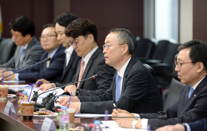 산업통상자원부는 10일 백운규 장관(오른쪽 두 번째) 주재로 원전수출전략협의회를 열고 원전 수출 지원책을 밝혔다.