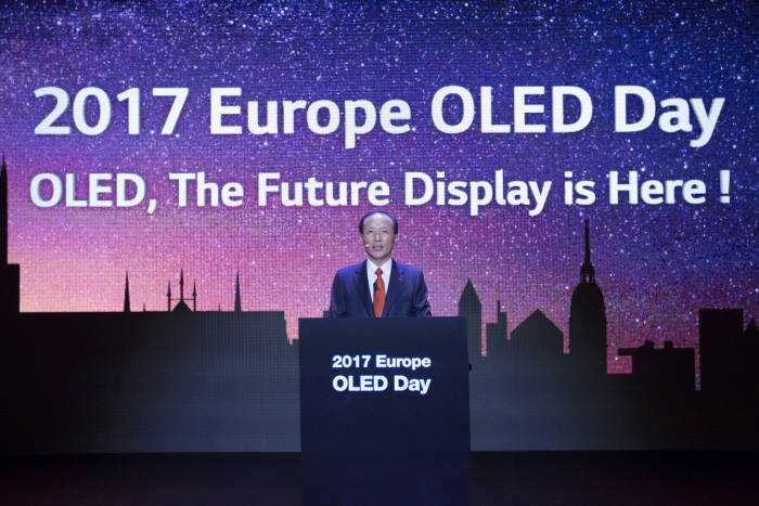독일 뮌헨에서 24일(현지시간) 열린 '유럽 올레드 데이' 행사에서 여상덕 LG디스플레이 사장이 '올레드가 미래의 디스플레이'라는 주제로 개막연설을 하고 있다. (사진=LG디스플레이)
