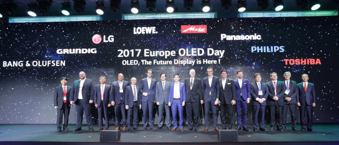 지난 10월 24일(현지시간) 독일 뮌헨에서 LG디스플레이가 개최한 'OLED Day' 행사에 참석한 글로벌 TV업체와 업계 전문가들이 OLED TV의 프리미엄 TV 시장 석권을 축하하고 있다. (사진=LG디스플레이)