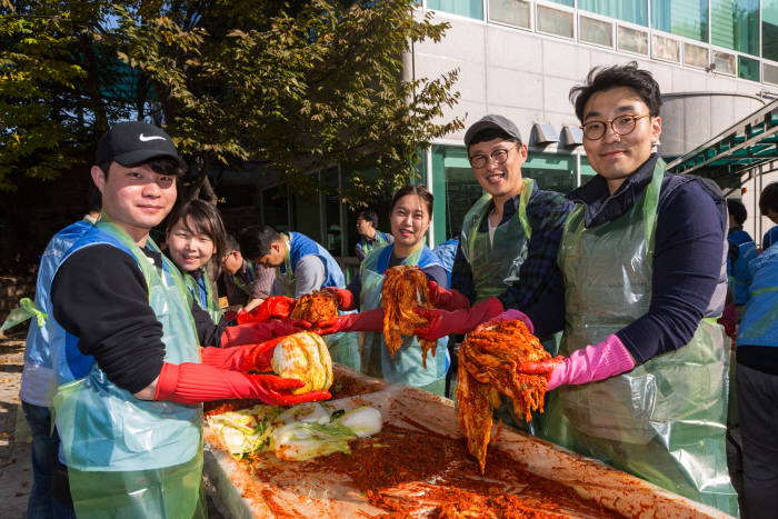 녹십자 재능나눔봉사단이 용인시 기흥장애인복지관을 찾아 어려운 이웃을 위한 김장 김치를 담그고 있다.
