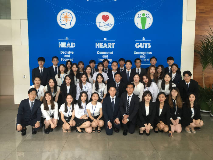 한국화이자제약 2017년 하계 인턴 단체사진. 한국화이자제약 제공