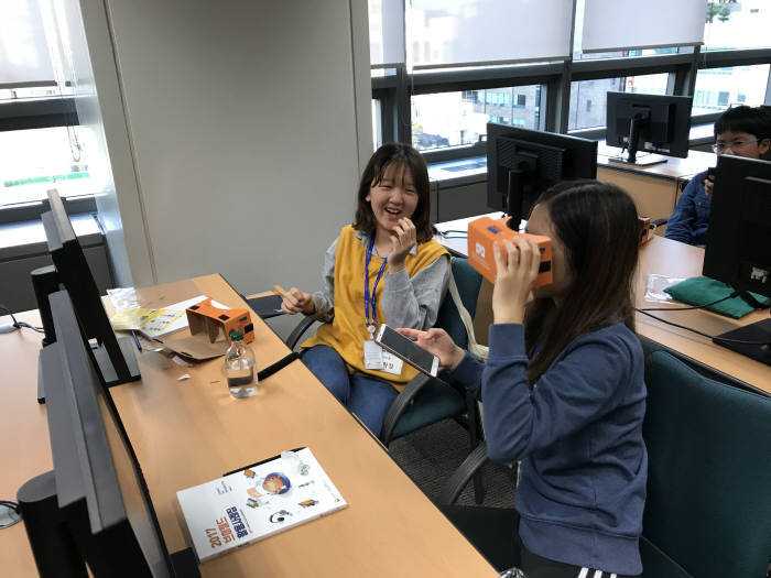 학생들이 VR 기기를 체험하고 있다.