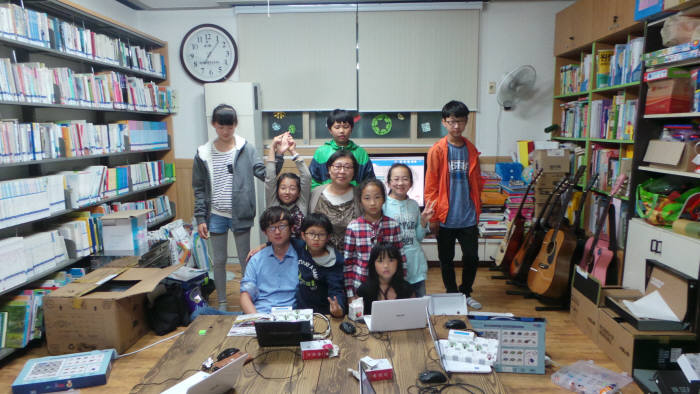 논산에덴아동센터에서 진행된 찾아가는 SW놀이터 교육 모습.