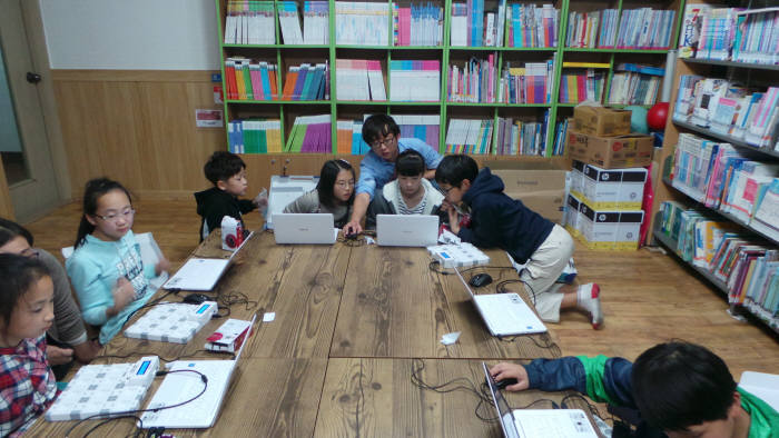 논산에덴아동센터에서 진행된 찾아가는 SW놀이터 교육 모습.
