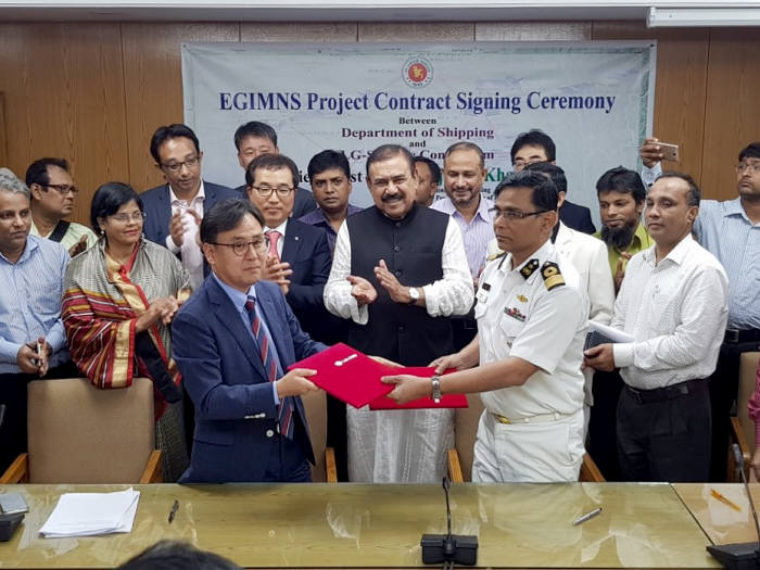 배상헌 LG CNS 공공사업담당 팀장(왼쪽)과 샤에드 아리플 방글라데시 선박청장 등 관계자가 해상안전운항시스템 구축 계약을 체결했다.