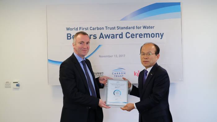 김학현 남동발전 기술본부장(오른쪽)과 미카엘 레아 카본트러스트사 최고운영책임자.