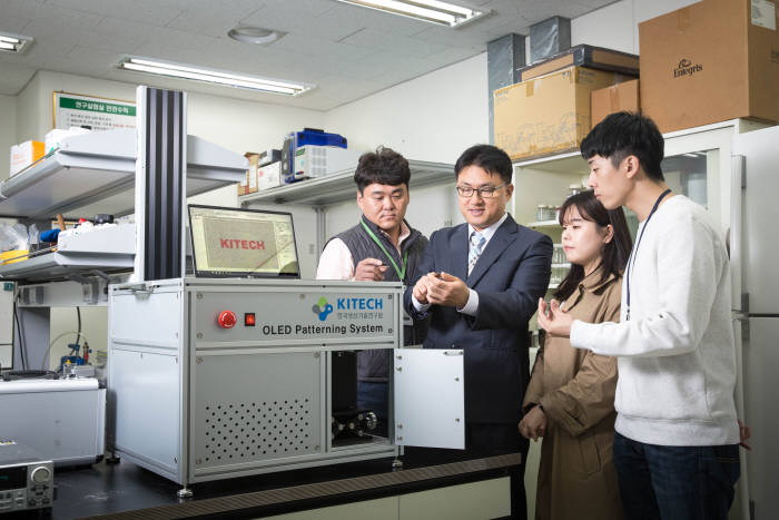 윤창훈 나노광융합기술센터박사(왼쪽에서 두 번째)와 연구진