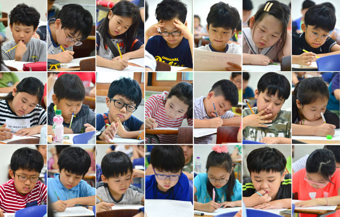 7월 개최된 '제1회 SW사고력 올림피아드' 대회에 참여한 학생들이 문제 답안을 작성하고 있다. 전자신문 DB