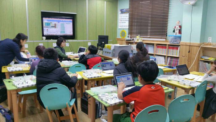 전동지역아동센터 학생들이 '찾아가는 SW놀이터' 프로그램으로 SW교육을 받고 있다.