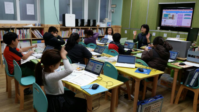전동지역아동센터 학생들이 '찾아가는 SW놀이터' 프로그램으로 SW교육을 받고 있다.