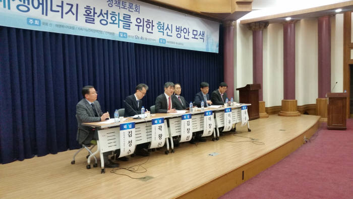 왼쪽부터 김성수 한국에너지공단 정책실장, 곽왕신 전력거래소 신재생에너지 실장, 이창호 전기연구원 전력정책연구센터 팀장, 이유수 에너지경제연구원 전력정책연구 본부장, 유승훈 서울과학기술대학교 교수.