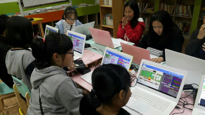 월드비전지역아동센터 학생들이 SW교육을 받고 있다.