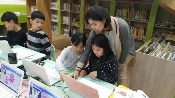 월드비전지역아동센터 학생들이 SW교육을 받고 있다.