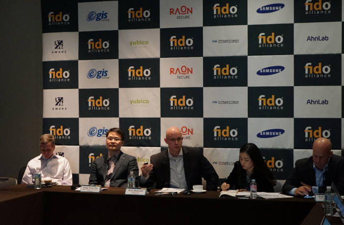 홍동표 한국워킹그룹 부회장(왼쪽 두번째)와 브렛 맥도웰 FIDO얼라이언스 이사장이 한국워킹그룹 의미를 설명했다.