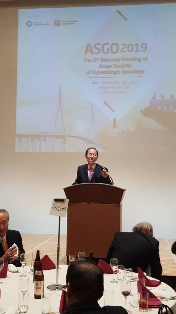 2일 일본 도쿄 오테마치·산케이·프라자에서 열린 제5차 아시아부인종양학회 학술대회에서 회장에 선임된 유희석 아주대 총장 직무대행 겸 의료원장이 취임사를 하고 있다.