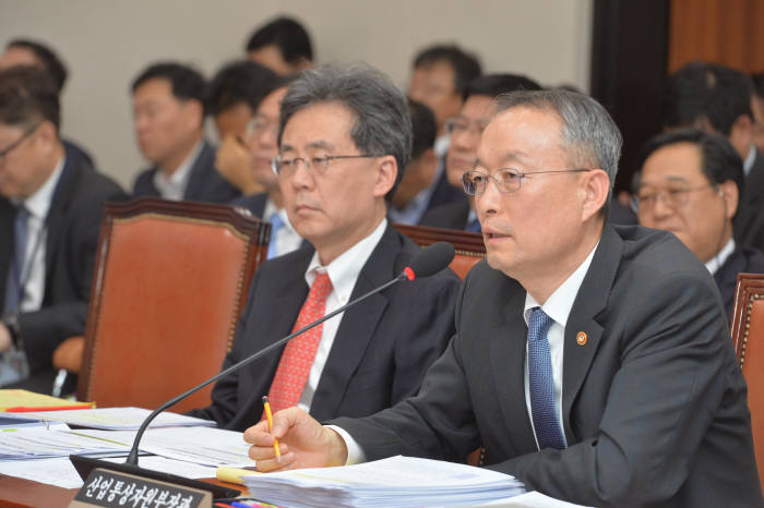 백운규 장관, "내년에 산업용 전기요금 조정"...야당, 산업경쟁력 약화 우려