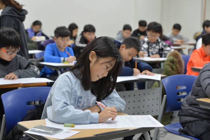 지난해 12월 서울교대에서 열린 '제2회 SW사고력 올림피아드'에 참가한 학생들이 문제를 풀고 있다. 전자신문 DB
