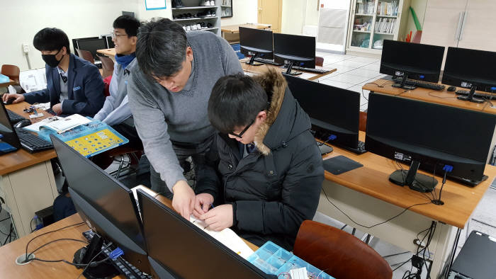 강근호 오산고 교사가 학생들을 지도하고 있다. 오산고 제공