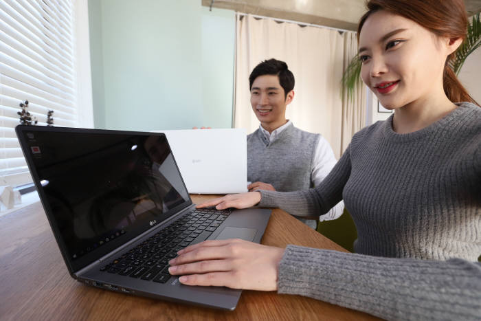 LG전자의 2018년형 'LG 그램'이 더욱 강력해진 모습으로 돌아왔다. 회사는 '사용 시간을 넘어 오래도록 쓸 수 있는 제품'을 전면에 내세우고 있다.