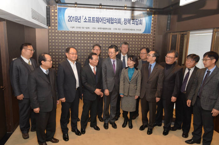 2018 소프트웨어단체협의회 정책 좌담회가 11일 서울 반포동 쉐라톤서울팔래스호텔에서 열렸다.
박지호기자 jihopress@etnews.com