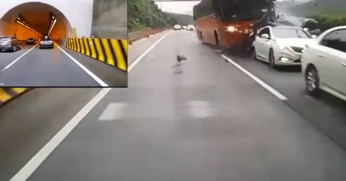 2016년 7월 17일 영동고속도로 '봉평터널'에서 발생한 전세버스 추돌사고 블랙박스 화면. (전자신문 DB)
