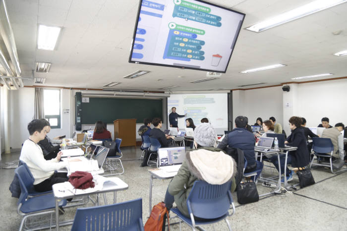 초중등 교사들이 심화연수를 받고 있다.