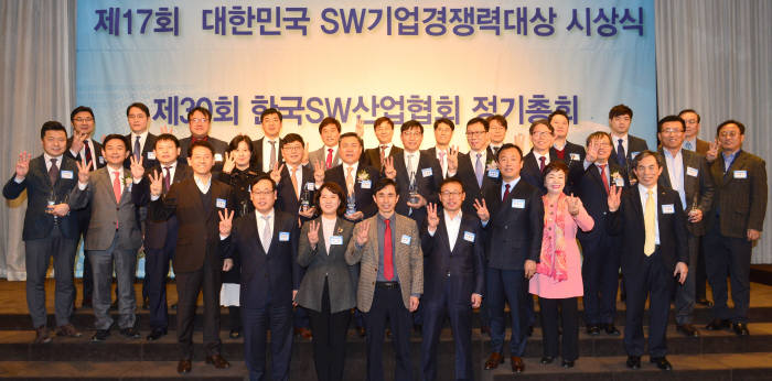 제17회 대한민국 SW기업경쟁력대상 시상식이 지난 28일 서울 양재동 엘타워에서 개최됐다. 조현정 한국SW산업협회장, 양승욱 전자신문 전무, 곽병진 과학기술정보통신부 과장, 임차식 SW공제조합 사무총장 등 주요인사와 수상자들이 기념촬영을 하고 있다.
김동욱기자 gphoto@etnews.com