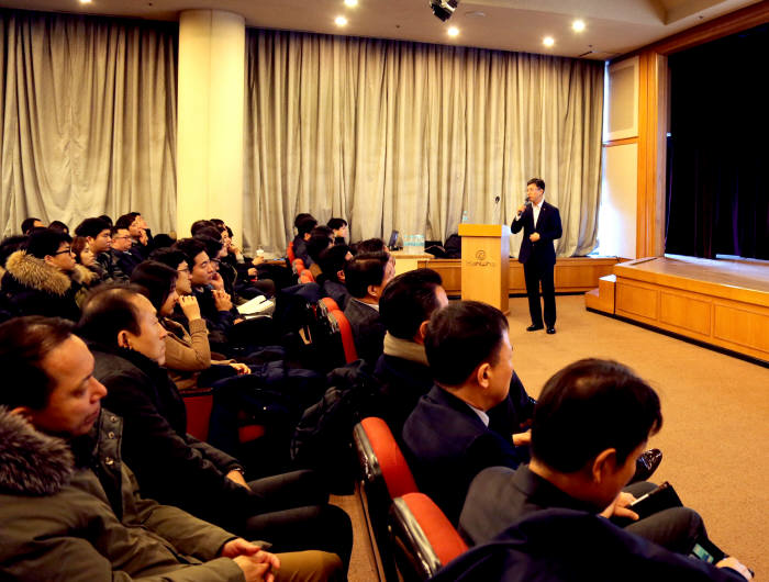김경한 한화S&C 대표가 지난 1월 25일, 본사 임직원을 대상으로 2018년도 경영설명회를 진행하고 '디지털 트랜스포메이션'을 중점 추진 사업으로 발표하고 있다. 한화S&C 제공