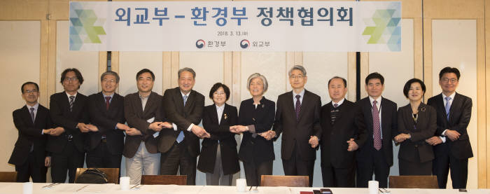 김은경 환경부 장관(왼쪽 여섯번째부터)과 강경화 외교부 장관 등이 '환경부-외교부 정책협의회'에서 기념촬영했다.