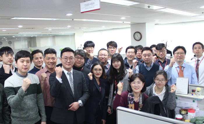 비아이매트릭스 직원들이 국내 솔루션 시장에서 새로운 솔루션 리더로 자리 매김할 것을 다짐하고 있다.