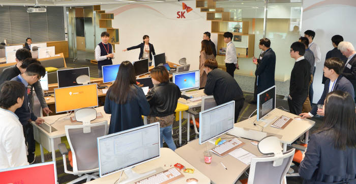 '2018년 씨앗 2.0 프로그램' 교육생들이 SK(주) C&C 사내 클라우드 개발 연구실인 '리체움(Lyceum)'을 살펴보고 있다. SK(주) C&C 제공