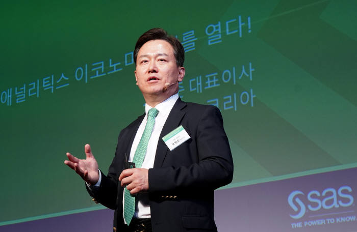 오병준 SAS코리아 대표가 15일 서울 삼성동 코엑스 인터컨티넨탈 호텔에서 열린 'SAS 포럼 코리아 2018'에서 개회사를 하고 있다. SAS코리아 제공