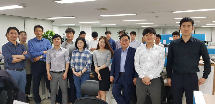 케이씨에스는 올해 독자 설계한 IoT 디바이스용 암호칩(KEV7)으로 4차 산업 혁명 시대를 이끄는 대열에 합류했다. 회사는 4차 산업 혁명의 시장과끝은 보안이라고 강조한다. 이규현 대표(사진 오른쪽 3번째)가 오전 회의를 마치고 직원들과 자리를 함께하고 있다.