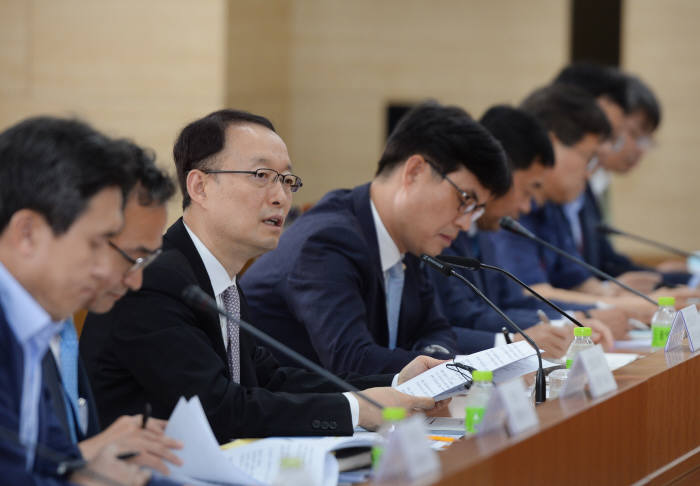 백운규 산업부 장관이 재생에너지 민관공동협의회에서 인사말을 하고 있다.