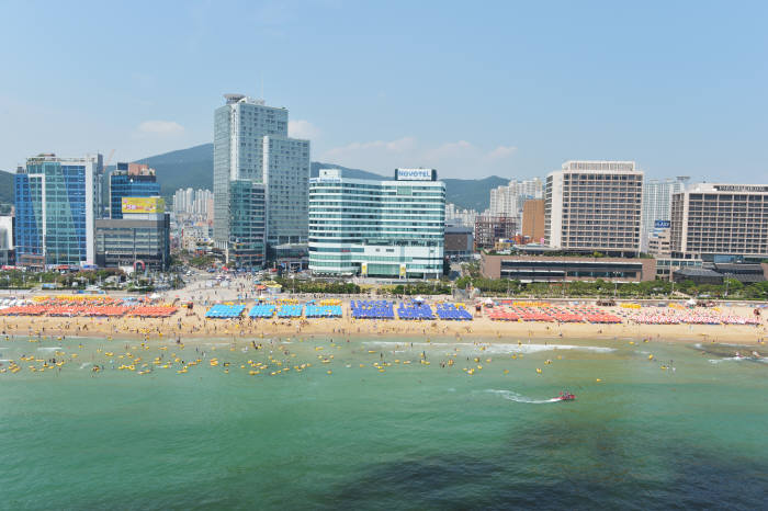 올해 이른 더위로 전국 해수욕장이 조기 개장을 하며 피서객을 맞고 있다. 해운대 등 주요 해수욕장은 더욱 시원하고 짜릿한 물놀이를 위해 다양한 아이템을 준비하기도 했다. 사진은 지난해 운영 중인 해운대 해수욕장 모습. 사진=부산시청 제공