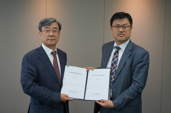 알티베이스와 맨택은 클라우드 환경에서 똑같은 성능을 안정적으로 보장해주는 서비스 제공을 위해 상호 협력한다. 장재웅 알티베이스대표(오른쪽)과 김형일 맨텍 대표가 업무 협약을 체결하고 기념 촬영했다.