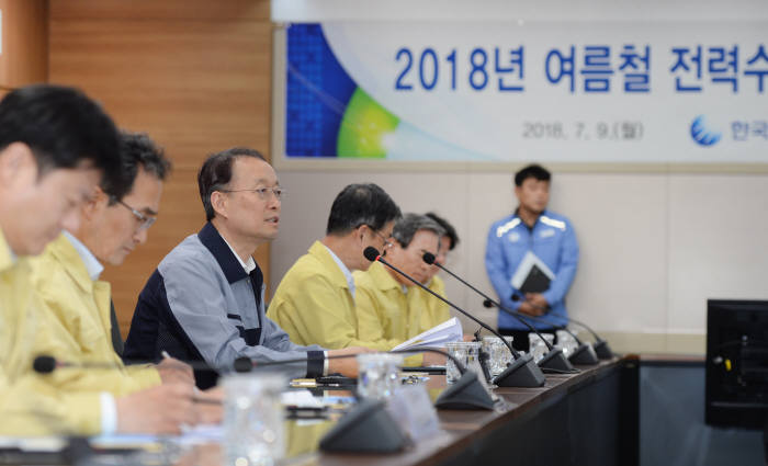 백운규 산업부 장관, 여름철 전력수급 상황 현장 간담회