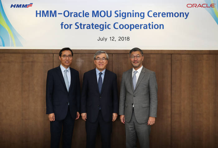 12일 서울 연지동 현대상선에서 열린 MOU 체결식에서 김형래 한국오라클 사장(왼쪽부터), 유창근 현대상선 사장, 로저리 오라클 아태지역 수석부사장이 기념촬영을 하고 있다. 한국오라클 제공