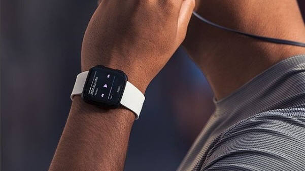 사용자의 맥박수도 측정하는 웨어러블 기기 핏빗(FitBit) [사진=핏빗 공식 인스타그램]