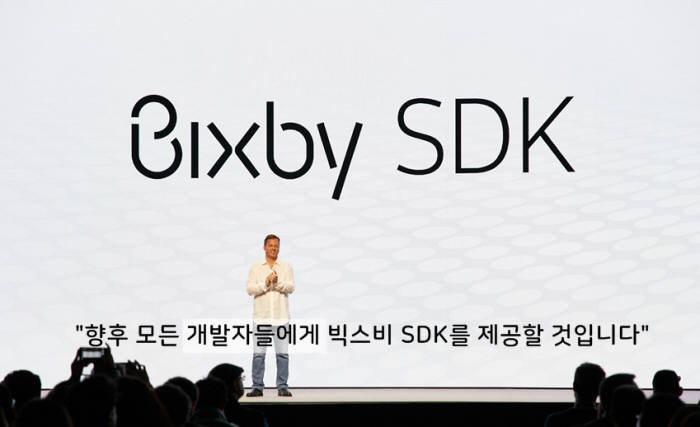 지난해 10월, 삼성전자 임원이자 비브(Viv Labs) 창업자인 다그 키틀로스(Dag Kittlaus)가 SDC 2017에서 “빅스비 SDK를 우선 일부 개발자들에게 베타 프로그램으로 제공하고, 앞으로 베타 참가자를 점차 확대해 궁극적으로 빅스비 SDK를 모든 개발자들에게 제공할 계획”이라고 발표하던 모습 [사진=삼성전자 뉴스룸]