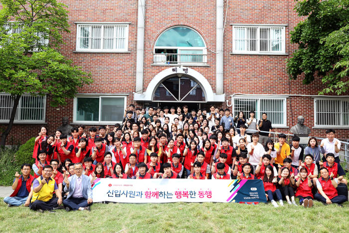 6일 롯데정보통신 신입사원들이 금천구 소재 복지기관을 찾아 봉사활동을 실시했다. 롯데정보통신 신입사원들이 한자리에 모였다.