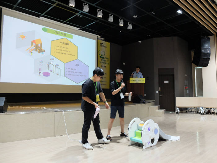 2018 환경정보 ICT 아이디어 공모전에서 에코놀이터로 최우수상을 받은 에코플레이어팀이 최종경연에서 발표했다.
