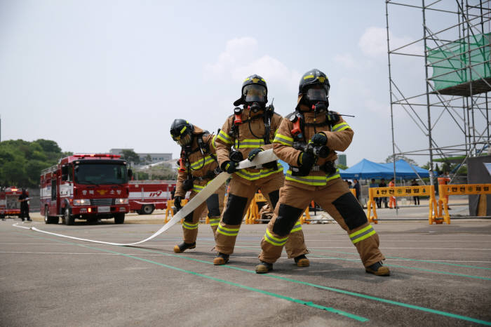 충북소방기술경연대회가 열리고 있다. 2018충주세계소방관경기대회추진단 제공
