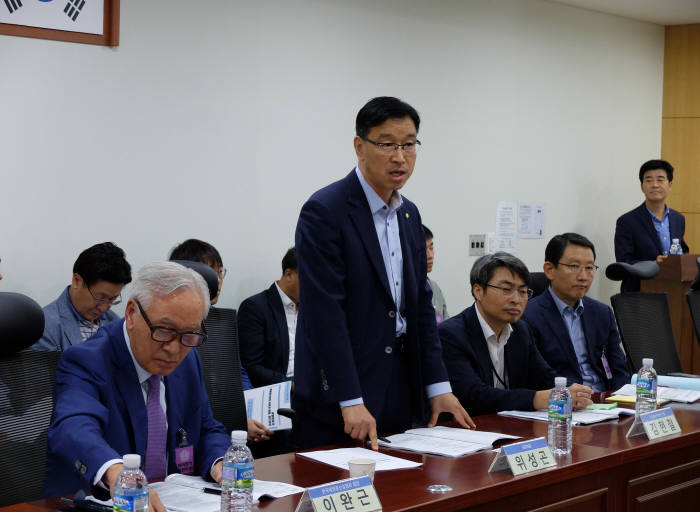 위성곤 더불어민주당 의원이 20일 국회의원회관에서 열린 태양광산업의 현황과 쟁점, 발전방향 모색 생생토크에서 산업발전을 위한 다양한 의견을 전달해줄 것을 주문했다.